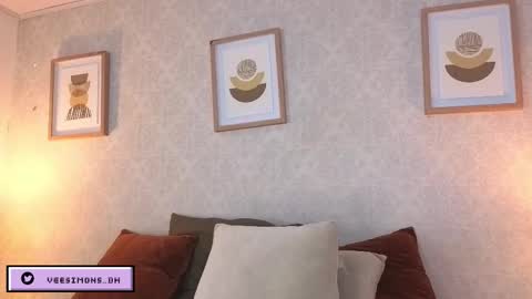 Vee Simons online show from March 12, 11:40 pm