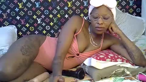Snapshot of velvet_temptress chatting on October 22, 4:28 am velvet online show from October 22, 4:28 am