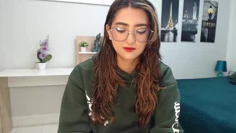 Snapshot of venus_steffen chatting on October 15, 12:41 pm Mia online show from October 15, 12:41 pm