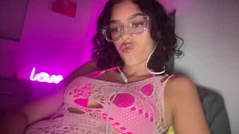 Snapshot of vickyyyx chatting on February 19, 4:23 am Goddess Victory online show from February 19, 4:23 am