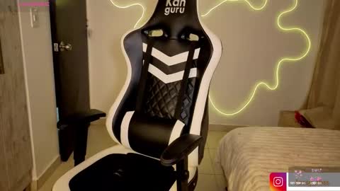 V  I C  T O R I A  online show from March 11, 1:10 am