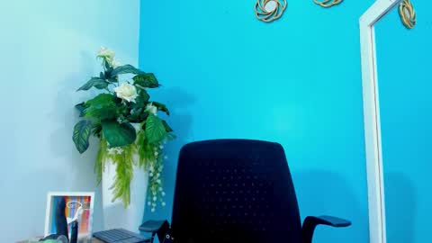 viictoriiasaenz online show from March 3, 7:25 am