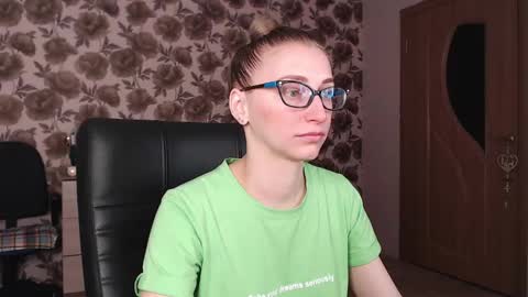 Snapshot of vikaericka chatting on December 8, 3:32 am Vika online show from December 8, 3:32 am