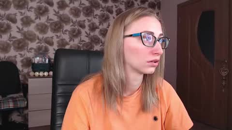 Snapshot of vikaericka chatting on December 15, 11:23 am Vika online show from December 15, 11:23 am