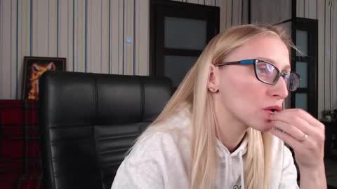 Snapshot of vikaericka chatting on September 29, 6:07 am Vika online show from September 29, 6:07 am