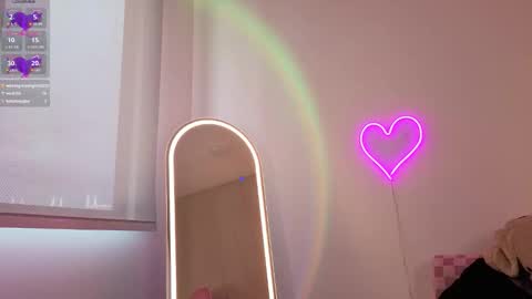 violet online show from November 30, 7:40 pm