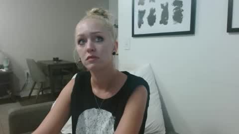 violet_winter97 online show from September 17, 9:40 am