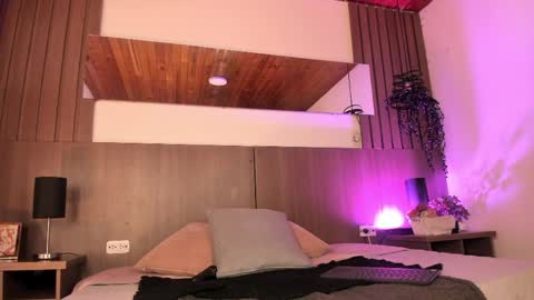 Violet online show from April 8, 1:02 pm