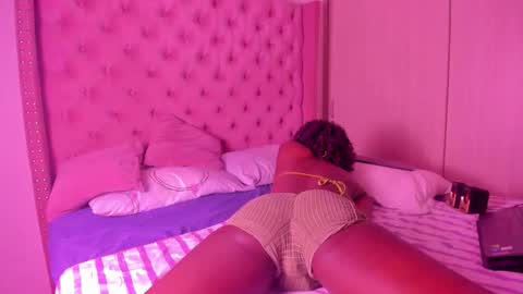 Snapshot of vivi_cooper chatting on September 17, 2:53 am vivi cooper online show from September 17, 2:53 am