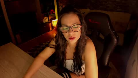 Lara online show from April 6, 7:15 pm