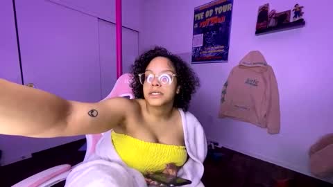 xStarGazingx online show from April 1, 7:20 am