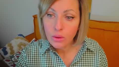 xvaleriax0 online show from February 8, 2:54 pm