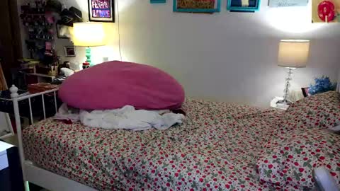 Strawberry Jane online show from April 25, 5:21 am