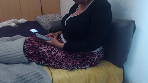 Snapshot of xxxbustybabe27x chatting on October 21, 6:34 pm Ayanda online show from October 21, 6:34 pm