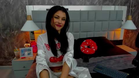 yiyisandoval online show from February 7, 8:13 pm