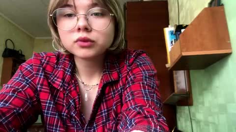 Mia online show from April 10, 8:09 am