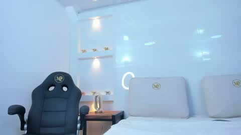 Zenda Evans online show from April 18, 4:26 am