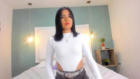 zoe_thompson52 online show from March 6, 9:10 pm