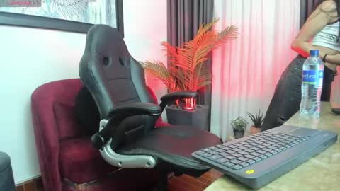 Zoe online show from May 31, 9:05 pm