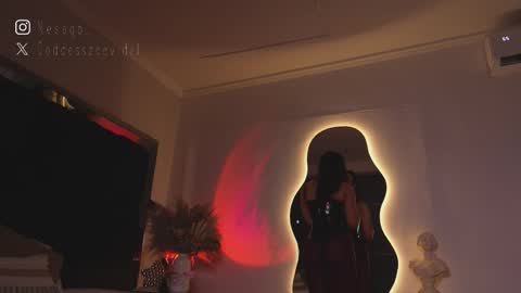 zoevidal_ online show from February 12, 12:07 pm