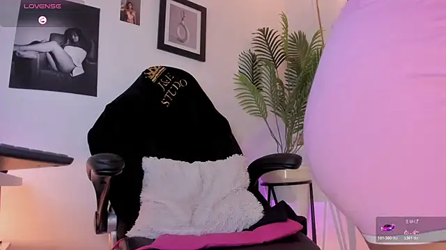 brianahill  online show from March 27, 8:42 pm