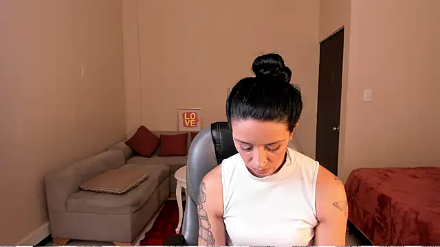 Kristen Garner online show from April 1, 8:06 pm