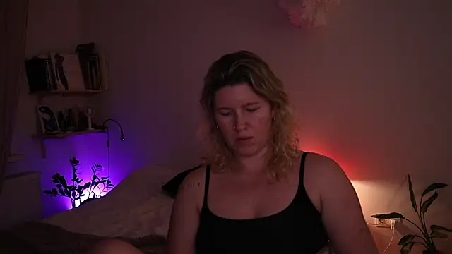 moonamii online show from December 13, 8:04 pm