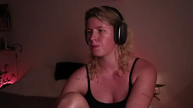 moonamii online show from October 29, 6:43 pm