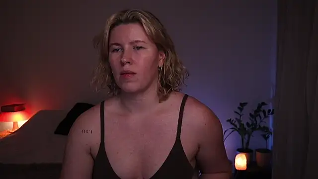 moonamii online show from April 8, 8:44 pm