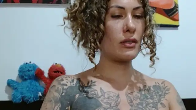 Snapshot of chanell_tattoo chatting on October 31, 11:20 pm chanell tattoo online show from October 31, 11:20 pm