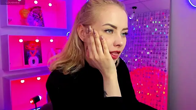 StephanieSweety online show from April 18, 8:09 pm