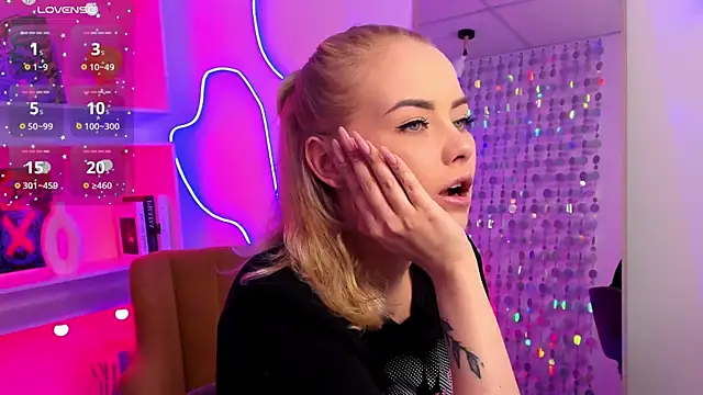 StephanieSweety online show from April 24, 7:05 pm