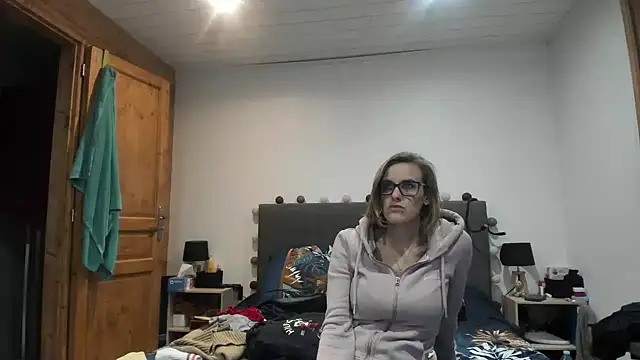 Madame Callie online show from April 19, 8:00 pm