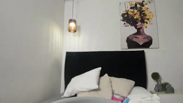 dolly zoe online show from April 9, 5:10 am