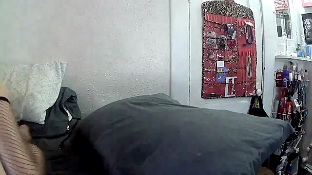 dangereyez0010 online show from April 19, 8:00 pm