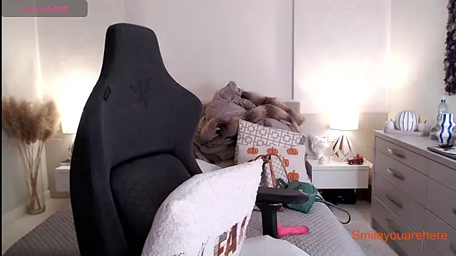 Smileyouarehere online show from November 25, 3:31 am