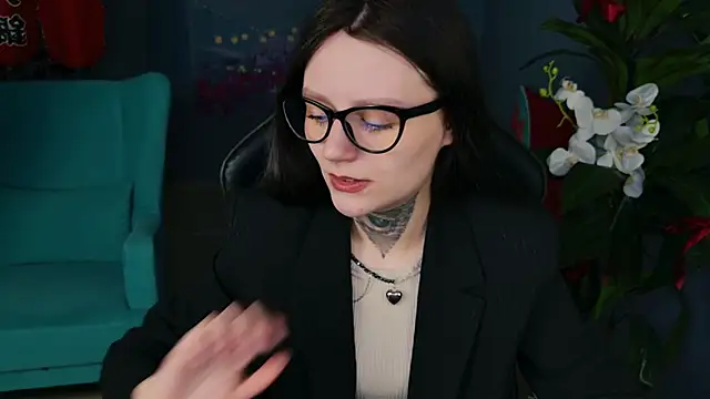 VeliraBraitberg online show from April 5, 9:08 am