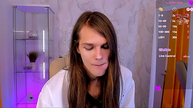 Snapshot of Will_Will_ chatting on October 21, 5:44 am Will Will online show from October 21, 5:44 am