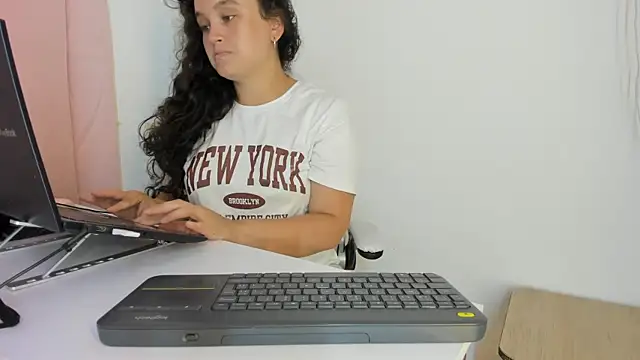 kattypinkk online show from January 18, 8:27 pm