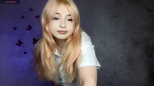 Snapshot of shy_blondiee chatting on September 17, 6:28 pm shy blondiee online show from September 17, 6:28 pm