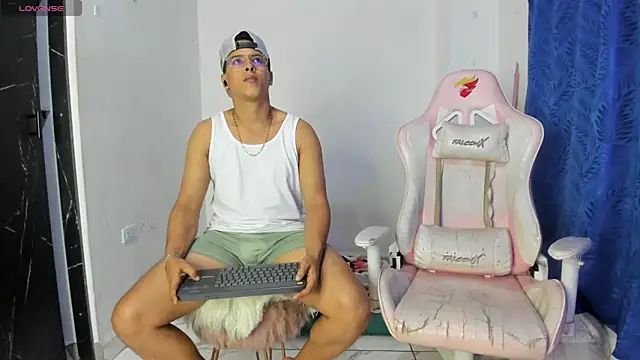 Latinos couples online show from May 5, 4:04 am