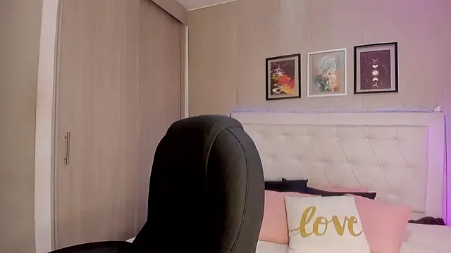 emma  smith1 online show from February 9, 12:07 pm