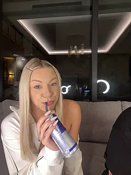 SexOnMyLvL online show from April 15, 8:20 pm