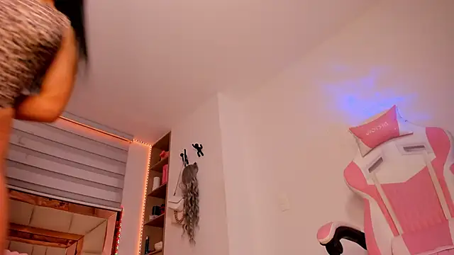 andreafernandz online show from May 11, 1:51 am