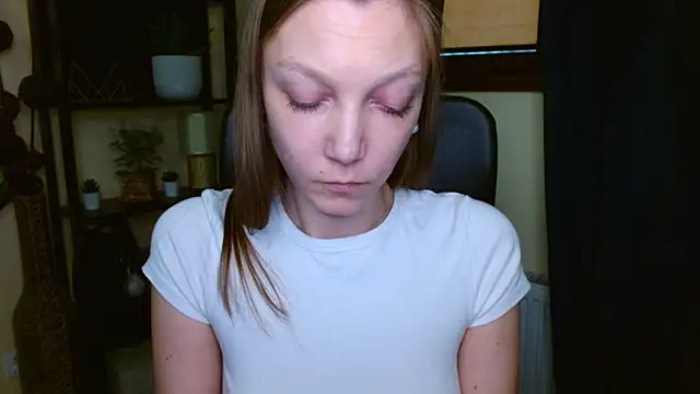 EmillyPlay online show from February 24, 1:10 pm