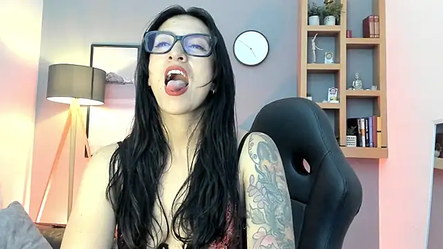 kira moon   online show from April 17, 9:50 pm