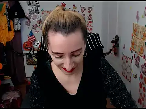 Snapshot of EvelynAngell chatting on October 29, 7:01 am EvelynAngell online show from October 29, 7:01 am