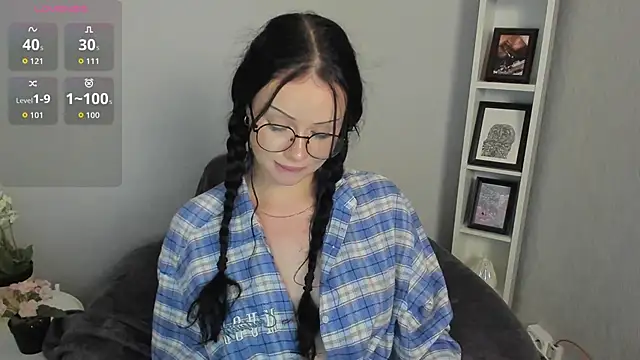 Lori  Hell online show from June 18, 9:25 am