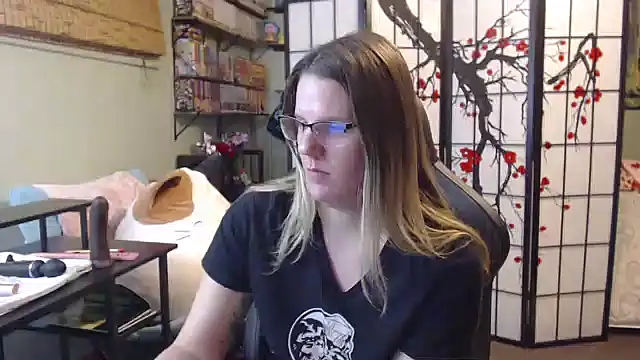 Sarahtineke online show from February 4, 11:41 pm