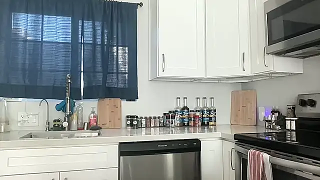 NatalieKneals online show from March 1, 11:26 pm